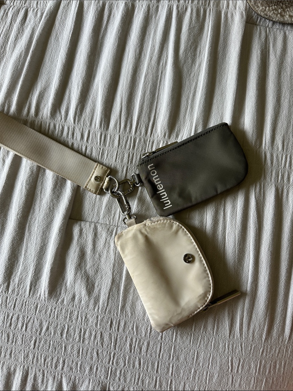 lululemon athletica dual pouch wristlet in gray and cream